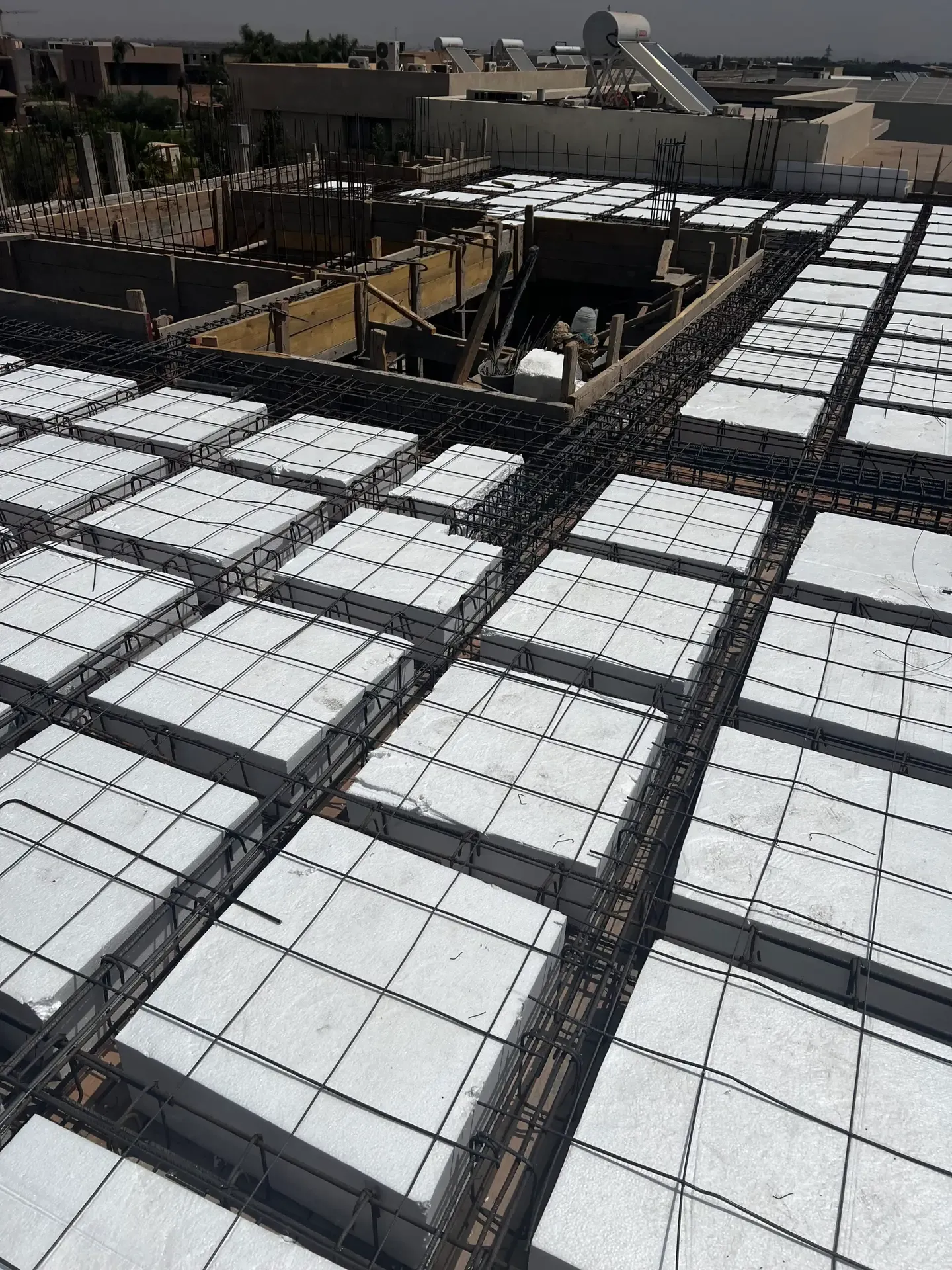 Dalle réticulée en polystyrène et ferraillage, vue aérienne d'un chantier GH Travaux à Marrakech