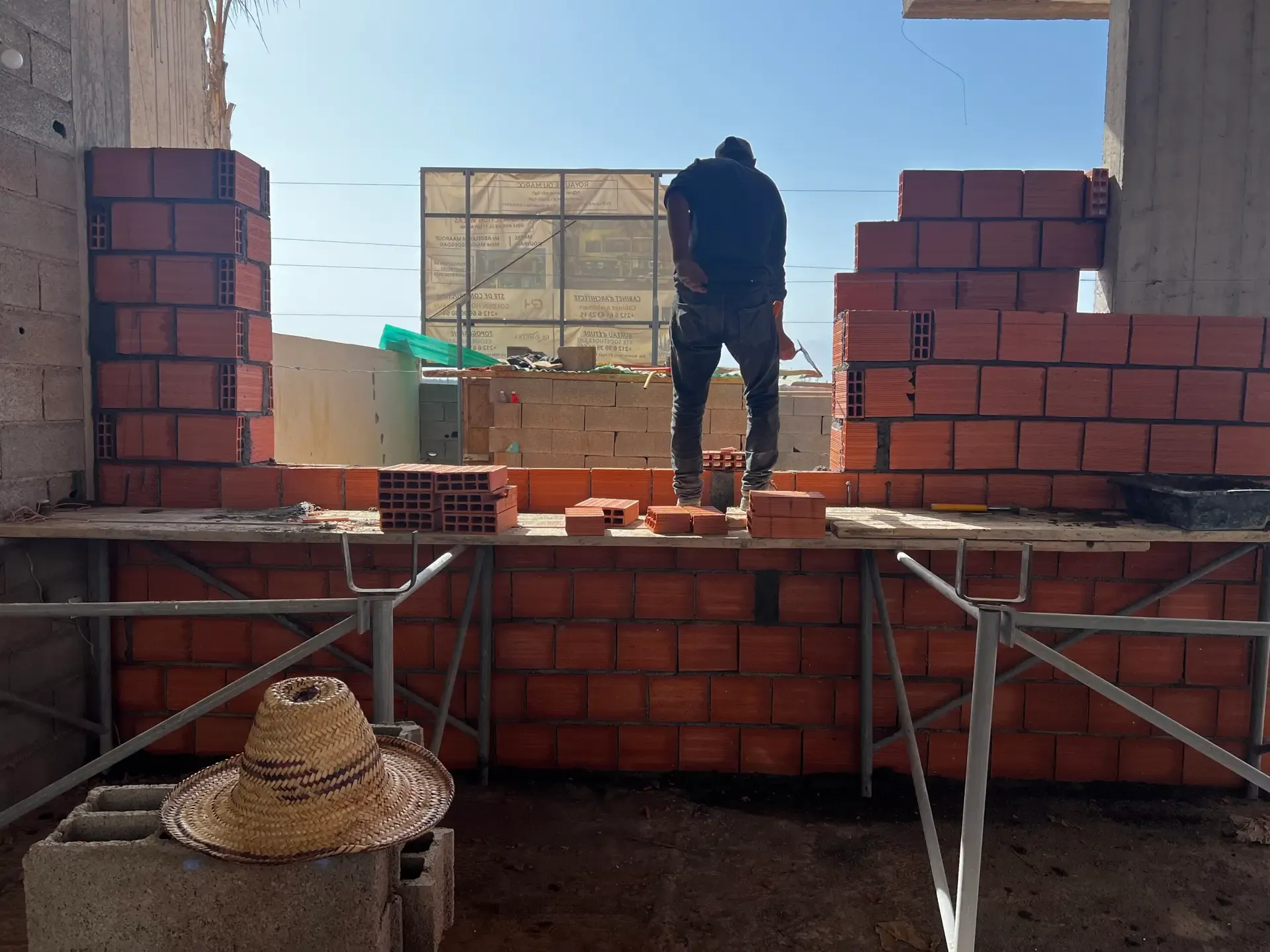 Chantier de maçonnerie en cours avec équipe GH Travaux