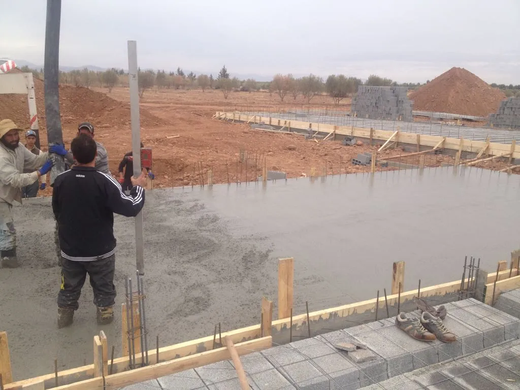 Équipe GH Travaux coulant les fondations en béton à Marrakech